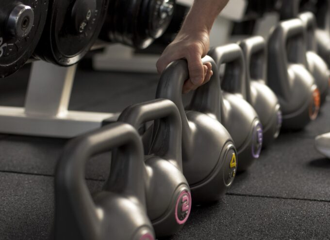 cerrar-mano-sosteniendo-pesas-rusas